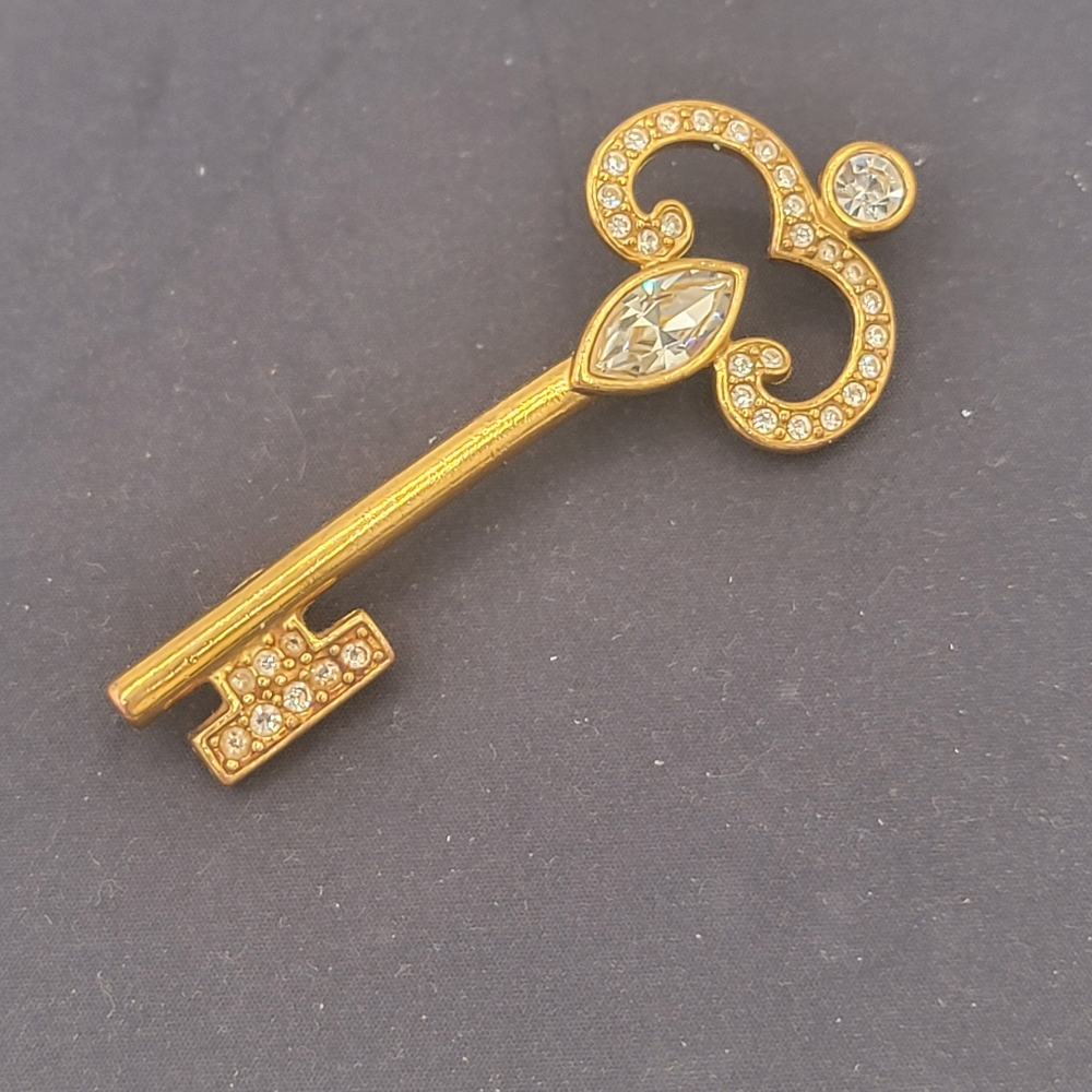 Signed Napier Goldtone Clear Rhinestone Key Brooch - Picture 3 of 9